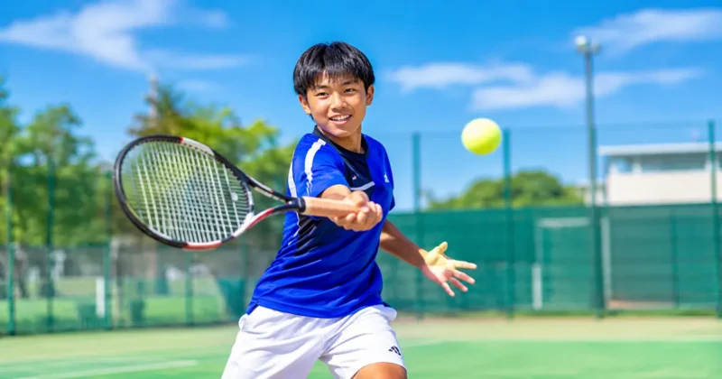 中学のソフトテニス部で正しいフォームでラケットを振り、上達して笑顔を見せる中学生のイラスト